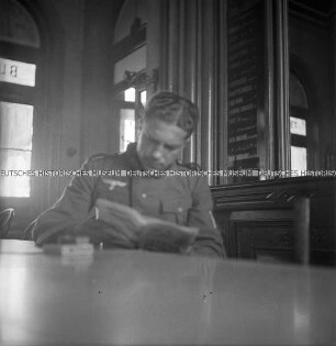 Der lesende Hermann Hirchenhein in einem Café in Mons bei Lille