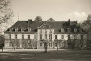 Schloss Oberlichtenau, Hoffront