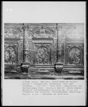 Chorgestühl, Nordseite, Rückwand, Detail: Kreuzigungsgruppe, Kreuzabnahme und Beweinung Christi