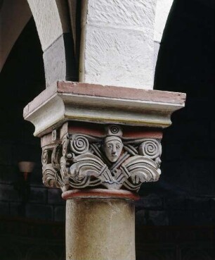 Kapitell mit Maske