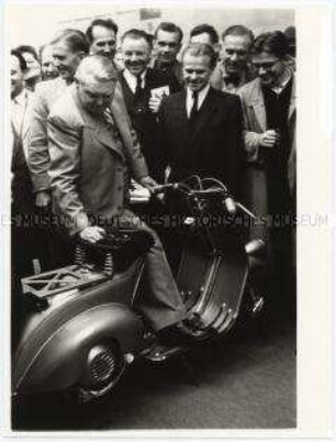 Ludwig Erhard auf der "Autoschau" in Berlin