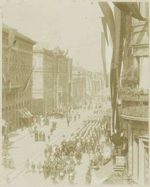 Regiment bei der Rückkehr von der Königsparade auf der Königsstrasse, Stuttgart, im Hintergrund Prinzen- und Königsbau