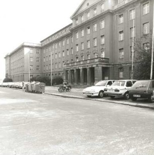 Dresden-Südvorstadt, Gutzkowstraße 29/33. Studentenwohnheim der Hochschule für Verkehrswesen "Friedrich List" (um 1955). Westflügel. Teilansicht mit Haupteingang von Südwest