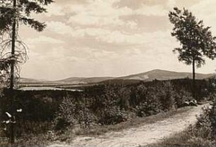 Lausitzer Bergland. Blick vom Fuße des Rüdenberges zum Valtenberg nach Ostsüdost