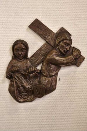 Kreuzweg mit fünfzehn Stationen — Christus trifft Veronika, die ihm ihr Tuch reicht, damit er sein Gesicht trocknen kann