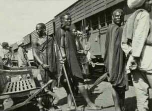 Schwarze und Inder an der Eisenbahn : Ostafrika. Schwarze und Inder an der Eisenbahn, vor 1945