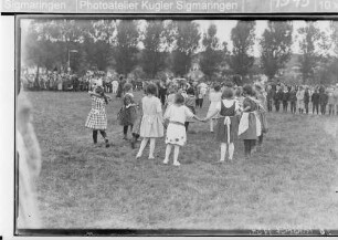 Volksfest Sigmaringen 1924; Tanzende Kindergruppe auf der Burgwiese