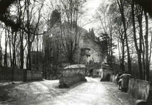 Rochsburg, Schloss : Rochsburg. Schloss. Brückenkopf vor der ehemaligen Zugbrücke und unteres Tor