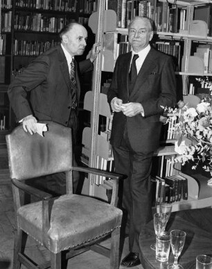 Klaus Lankheit und Hans R. Weihrauch während einer Veranstaltung im Zentralinstitut für Kunstgeschichte in München