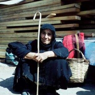 Alte Frau auf das Kaiki wartend