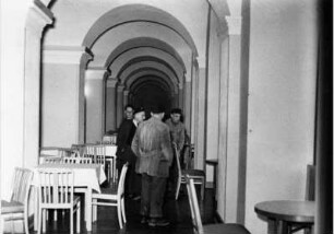 Personen im Speisesaal des Pergamonmuseums