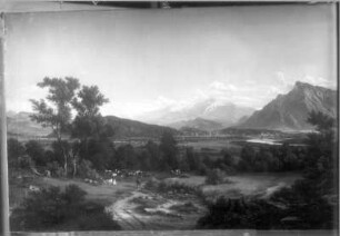 Landschaft mit Flußtal und Blick auf die Alpen