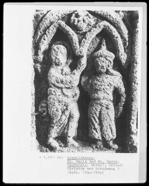 Taufstein mit Heiligenfiguren und Szenen die sich auf die Taufe beziehen — Christus diskutiert mit Nikodemus
