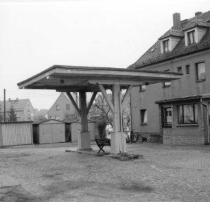 Zeithain, Straße nach Röderau. Ehemalige Tankstelle mit Holzüberdachung
