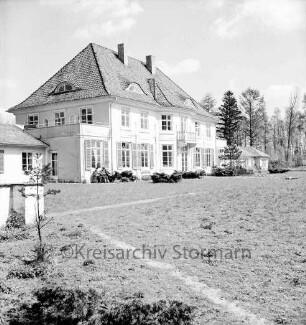 Haus Lichtensee: Propstei Stormarn: evangelisches Zentrum mit Altersheim und Jugendheim: Villa mit Altersheim: davor Rasen: hinten links Anbau: hinten rechts Bäume