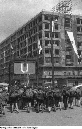 Berlin. 1. Deutschlandtreffen der Jugend. FDJ-Mitglieder (zum ersten Mal in Blauhemd) vor dem Brandenburger Tor, Pfingsten, 26. - 30. Mai 1950