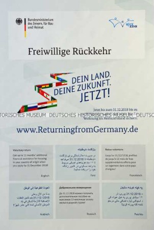 Plakat der Kampagne "Dein Land. Deine Zukunft" des Bundesinnenministeriums mit der Zusage für finanzielle Unterstützung durch die Bundesrepublik bei freiwilliger Rückkehr von Flüchtlingen in ihr Heimatland bis zum 31.12.2018. In den Sprachen Deutsch, Englisch, Farsi, Französisch, Arabisch, Russisch, Paschtu.