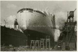 Das KDF-Schiff "Robert Ley" auf dem Trockendock im Hamburger Hafen