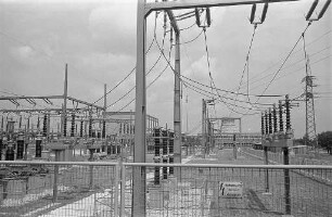 Elektrifizierung der Rheintallinie der Bundesbahn kurz vor der Inbetriebnahme.