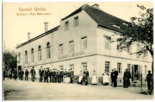 Ockrilla. Gasthof mit Musikkapelle
