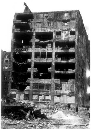 Hamburg. Trümmer : Hamburg-Altstadt. Steinwietenhof. Aufnahme eines zerstörten Lagerhauses. Man sieht noch in einzelnen Stockwerken die galagerten Waren