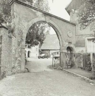 Dresden-Mockritz, Altmockritz 12. Bauernhof (1808, 1925). Toranlage