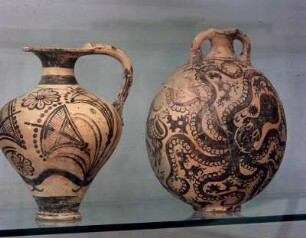 Krug, Florastil, und Bügelkanne, Meeresstil, Knossos, um 1400 v. Chr.