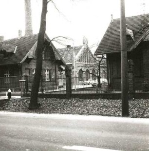 Cottbus. Wasserwerk 1, Straße der Deutsch-Sowjetischen-Freundschaft. 1897. Beamtenwohnhäuser und Giebel des Werkgebäudes. Straßenansicht mit Einfriedung