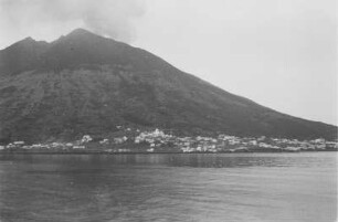 Vulkan : Blick auf die Stadt am Fuße des Stromboli.