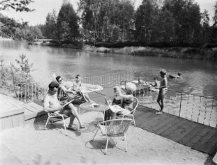 Waldsee Biehain : Waldsee Biehain. Anlegestelle mit Badegästen
