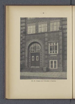 Abb. 36. Eingang einer Volksschule in Hamburg.
