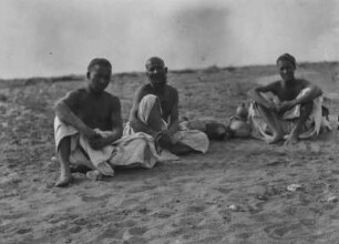 Gruppenportrait : Portrait einer sitzenden Gruppe von Männern aus Zentralasien im Tian Shan Hochgebirge