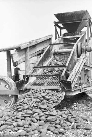Märkt: Schottersortiermaschine für Deckenbau; aussortierte Steine; mit Greifer