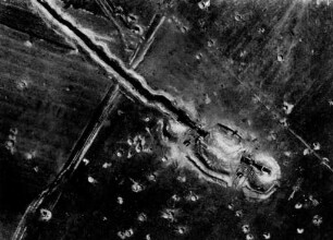 Erster Weltkrieg. Durch Bombenangriffe zerstörtes Feld