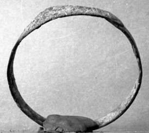 Armband (zusammengenietet) mit Gravierung (Zickzackmuster)