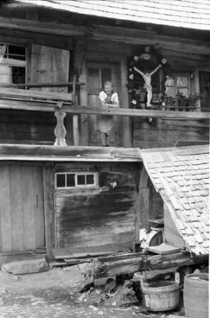 St. Märgen: Balkon mit Kruzifix; weiter weg
