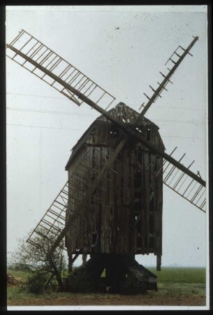 Mühlen in Brandenburg , Bockwindmühle in Beiersdorf (Bernau), Fotographie vom Mai 1991