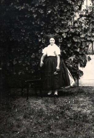 Kirchgangstracht aus Burg : Kleidung - niedersorbische Tracht. Ort: Bórkowy / Burg-Spreewald. Sommerliche Kirchgangstracht der Mädchen