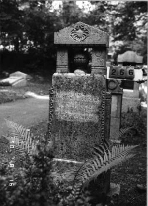 Grabstein 256 (Index: 99618368) Maße HxBxT: 166x62x21 cm Beschreibung: eingesetzte Urne Symbolik: Verzierungen: Grabstein 256