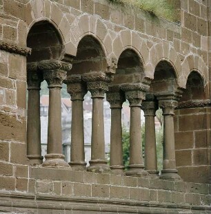 Gelnhausen. Kaiserpfalz. Südseite, östliche Fensterarkaden von Südwesten