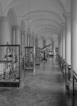 Dresden. Zwinger, Mathematisch-Physikalischen Salon, Innenraum mit Meßgeräten