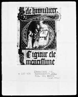 Festmissale — Festmissale, Folio 1-116 — ---, Folio 1-116Initiale T (e igitur) mit zelebrierendem Priester und Ministrant, Folio 69recto