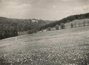 Bärenstein (Erzgebirge) südlich Glashütte. Müglitztal und Schloß Bärenstein von Südosten