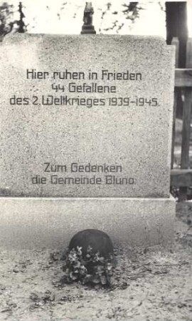 Kriegerdenkmal für die Gefallenen des 2. Weltkrieges aus Bluno : Pomnik za padłych wojakow 2. swětoweje wójny z Blunja