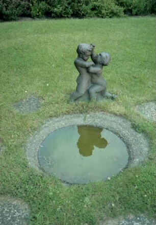 Mommsenstraße 13: Kreisverwaltung: Innenhof: Skulptur zwei Knaben, Wasserbecken