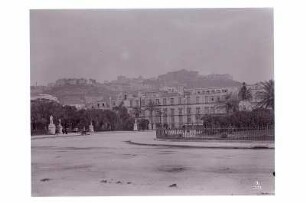 Villefranche-sur-Mer?. Zentraler Platz mit Denkmal