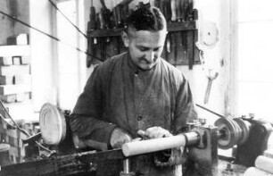 Nossen-Deutschenbora. Dorfmühle, Drechsler Johannes Matthes, um 1940, Repro