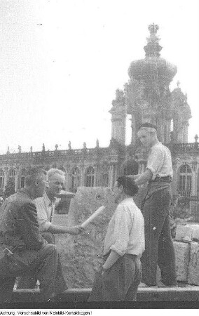 Dresden, Zwinger. Professor Arthur Frenzel, Chef der Zwingerbau-Hütte, mit Bildhauer Albert Braun und Fritz Sittner, 1955/57