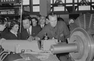 Ausstellungshalle VII, Internationale Messebesucher vor der Präsentation einer Werkzeugmaschine