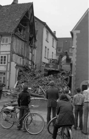 Lemgo: Abriss eines baufälligen Hauses